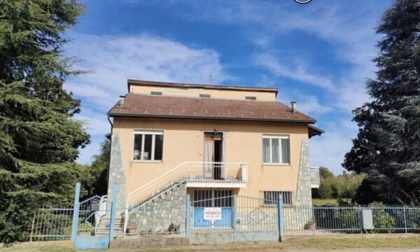 Italijoje, Pjemonto reg., Protomorone, parduodamas 190 kv.m. namas su 10 a sodu