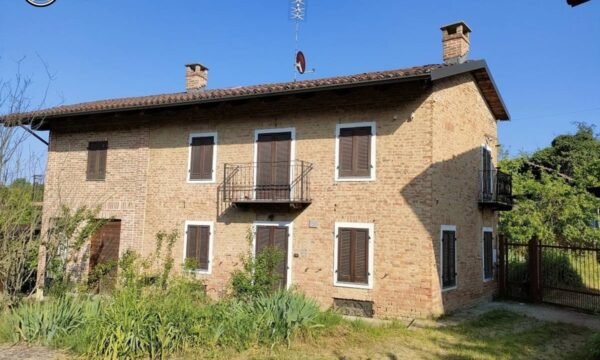 Italijoje, Pjemonto reg., Viale, parduodamas 2 aukštų namas su sodu
