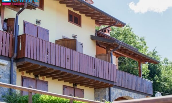 Italijoje, Lombardijoje, Costa Serina miestelyje parduodamas 75 kv.m. vila su terasa ir vaizdu į kalnus
