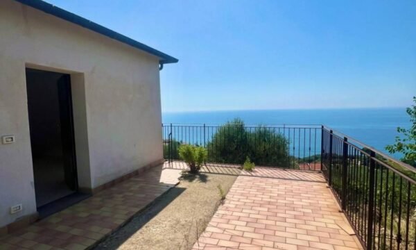 Italijoje, Ligūrijoje, Cipressos sav., parduodama vila su vaizdu į jūrą