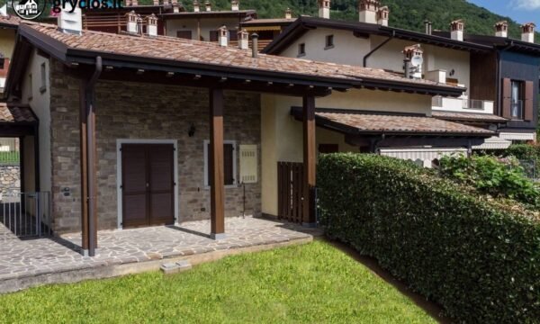 Italijoje, Lombardijos reg., Bergamo prov., Bianzano mstl. parduodama vila