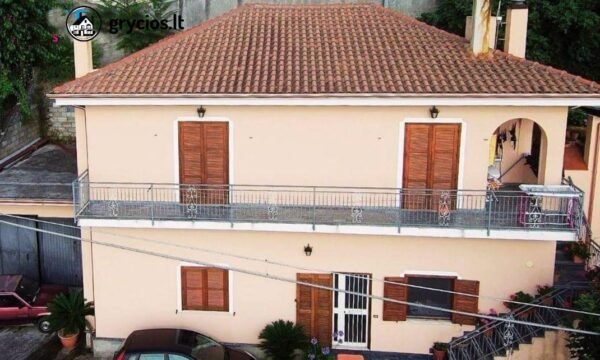 Italijoje, Kalabrijoje parduodamas 5 kambarių namas su vaizdu į jūrą