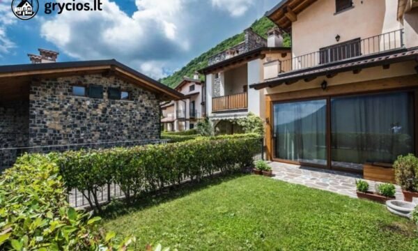 Italijoje, Lombardijos reg., Bianzano mstl., parduodama vila su vaizdu į ežerą ir kalnus
