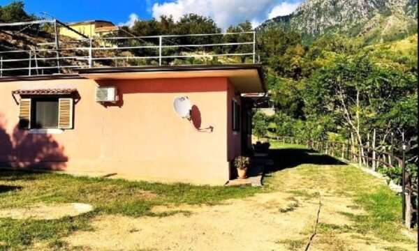 Italijoje, Kalabrijos reg., Kozencos prov., Belvedere Marittimo mstl., parduodama 120 kv. m. vila su vaizdu į jūrą