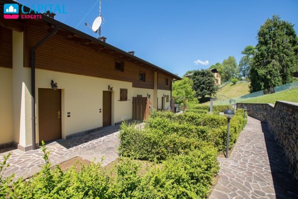 Italijoje, Bergamo provincijoje, parduodama naujos statybos dviejų aukštų 75 kv. m. 3 kambarių sublokuota vila