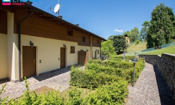 Italijoje, Bergamo provincijoje, parduodama naujos statybos dviejų aukštų 75 kv. m. 3 kambarių sublokuota vila