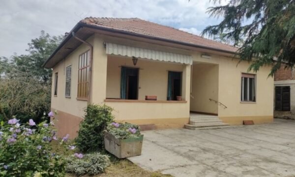 Šiaurės Italijoje, Pjemonto reg., Asčio provincijoje, Piea savivaldybėje parduodamas 170 kv.m. namas su 6 a sodu